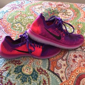 Women’s Nike free run size 7.5 basically new.